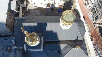 antenne visie van kerk met gouden koepel video