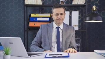 le homme qui est fatigué et ennuyé de en pensant aussi beaucoup. Bureau ouvrier homme en pensant seul dans le sien chambre, à la recherche stressé, en pensant idée. video