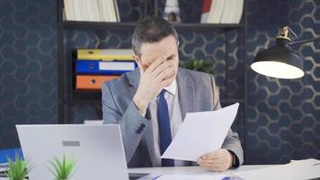 stressato e sopraffatto uomo d'affari sofferenza a partire dal stile di vita e finanziario crisi. stanco dipendente, sopraffatto di ufficio doveri, maturo uomo d'affari sopraffatto di finanziario crisi. video