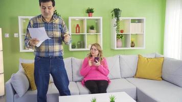 de Mens wie ontvangt de nieuws van de faillissement aandelen zijn droefheid met zijn vrouw. video