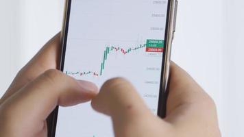 Mens studies voorraad markt grafieken en gegevens. voorraad markt analyse. mannetje handen controle en analyseren crypto tabel diagram Aan digitaal voorraad markt Aan smartphone. video