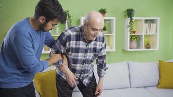 gefrustreerd oud Mens met de ziekte van Alzheimer lijden van vergeetachtigheid, geheugen verlies. de oud Mens met de ziekte van Alzheimer doet niet herken zijn kleinzoon net zo een resultaat van kortstondig geheugenverlies. video