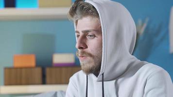 verontrust depressief jong Mens in probleem denken, krijgen benadrukt. attent jong Mens heeft fouten, heeft problemen, is verveeld Bij huis, in probleem en hulpeloos. video