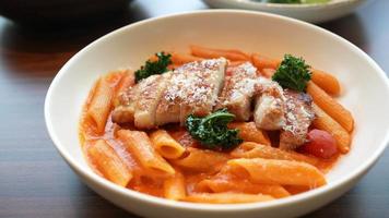 schließen oben Aussicht von Pasta Sahne Rosa Soße mit gegrillt Hähnchen video