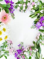 clavel, gerbera, manzanilla, laurel. floral marco foto