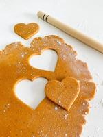 el proceso de Cocinando corazón galletas. parte superior ver crudo foto