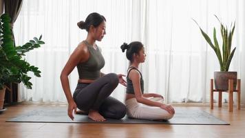 elegante asiatico donna esegue yoga pose nel sua sereno casa ambiente video