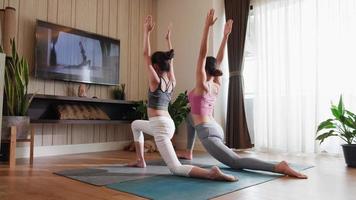 virtuell Yoga trainieren bringt asiatisch Mutter und Tochter zusammen über Entfernung und Zeit video