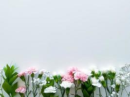 cerca arriba foto de un ramo de flores de rosado y blanco