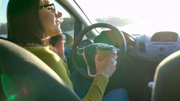 mujer en lentes utilizando un teléfono inteligente en el coche video