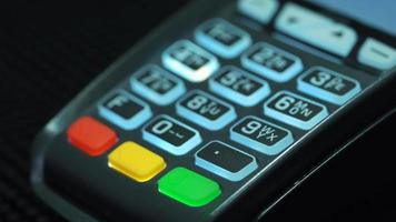 negozio assistente inserzione un' credito carta in un' pos e inserzione Codice PIN di il carta video