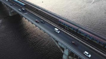 aereo Visualizza di il la metropolitana ponte nel kiev Ucraina video