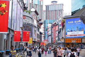 shenzhen, china-abr 08, 2017-compradores y visitantes multitud el famoso dongmen peatonal calle. dongmen es un compras zona y subdistrito dentro luohu distrito de shenzhen en abril 08, 2017. foto