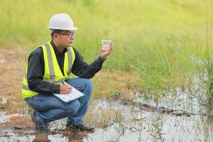 ambiental ingenieros trabajo a agua fuente a cheque para contaminantes en agua fuentes y analizando agua prueba resultados para reutilizar.mundo ambiente día concepto. foto