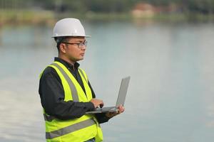 ambiental ingenieros trabajo a agua fuente a cheque para contaminantes en agua fuentes y analizando agua prueba resultados para reutilizar.mundo ambiente día concepto. foto