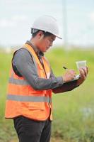 ambiental ingenieros trabajo a agua fuente a cheque para contaminantes en agua fuentes y analizando agua prueba resultados para reutilizar.mundo ambiente día concepto. foto