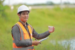 ambiental ingenieros trabajo a agua fuente a cheque para contaminantes en agua fuentes y analizando agua prueba resultados para reutilizar.mundo ambiente día concepto. foto