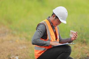 ambiental ingenieros trabajo a agua fuente a cheque para contaminantes en agua fuentes y analizando agua prueba resultados para reutilizar.mundo ambiente día concepto. foto