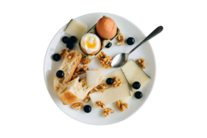 pasto, bianca piatto con uova, formaggio, pane e frutta isolato su un' trasparente sfondo png
