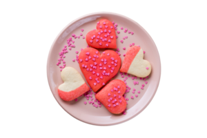 rosado plato con rosado corazón galletas aislado en un transparente antecedentes png