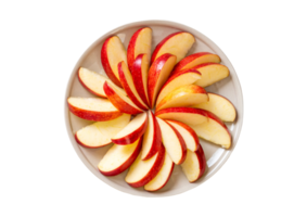 blanco plato con rebanadas de rojo manzana Fruta aislado en un transparente antecedentes png