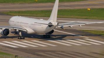 passeggeri aereo su il pista di decollo, pronto per prendere spento. posteriore Visualizza, civile Jet aereo di linea su il aeroporto. turismo e viaggio concetto video