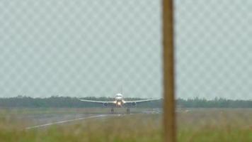 Jet Flugzeug Annäherung und Landung beim Phuket International Flughafen video