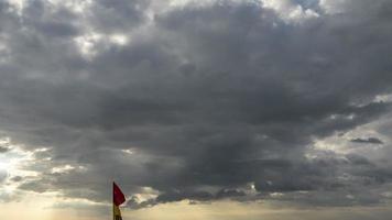 gris nuages orageux flotte plus de le mer. laps de temps orage sur le mer côte video