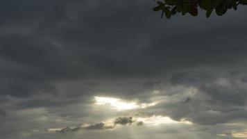 silueta de un yate al atardecer en el mar, lapso de tiempo. paisaje marino con nubes grises de tormenta. concepto de vacaciones y viajes video