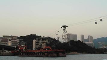 Hong kong baie voir, câble voiture et grand moderne bâtiments dans le Contexte video