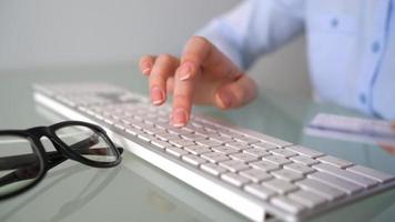 mujer oficina trabajador mecanografía en el teclado video