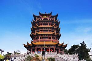 wuhan, China - ene 24, 2017-amarillo grua torre en contra azul cielo en serpiente colina, wuhan, porcelana. el Tres chino caracteres media amarillo grua torre. foto