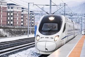 jilín, China - ene 19 balas tren a antu ferrocarril estación en enero 19, 2017 en Jilin provincia. China tiene el del mundo mas largo alta velocidad carril red con 9,676 kilómetros de rutas en servicio. foto