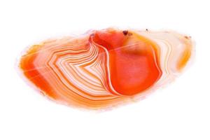 ágata naranja macro mineral en cristales sobre fondo blanco foto