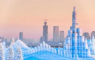 Harbin internacional hielo y nieve escultura festival es un anual invierno festival en harbin, porcelana. eso es el mundo mas grande hielo y nieve festival. foto