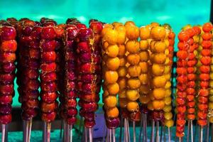 Espiga hulu o chino recubierto de azúcar Fruta palo. el bocadillo de China en el invierno. foto