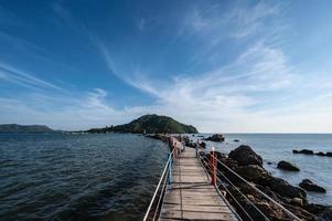 de madera puente en el Oceano con hermosa marina a jaedee klang nam punto de vista baan Hua laem chanthaburi ciudad tailandia foto