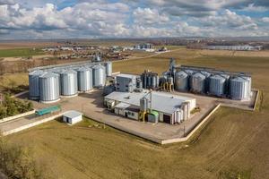 aéreo panorámico ver en agroindustrial complejo con silos y grano el secado línea foto