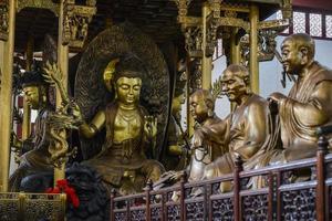 salón con estatuas a lingin templo, Hangzhou, zhe jiang, China enfocado a izquierda estatua foto