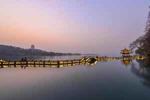 hermosa Hangzhou en puesta de sol y antiguo pabellón foto
