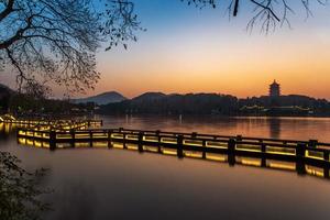 hermosa Hangzhou en puesta de sol y antiguo pabellón foto