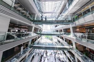 guangzhou, China - abr 03, 2017-Guangzhou nuevo biblioteca paisaje en abril 03, 2017 en guangzhou, porcelana. diseñado por nikken sekkei limitado y tiene volverse uno de el Siete nuevo puntos de referencia en Guangzhou. foto