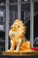 oro león estatua en frente de edificio foto