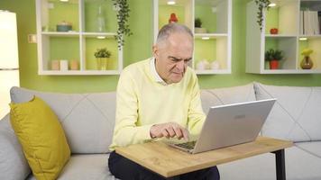 The old man who does not understand technology does not use a laptop. The old man, who has trouble using a laptop at home, is far from technology and does not understand anything. video