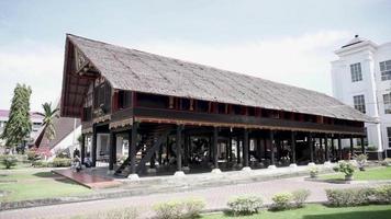 traditionell Haus namens rumoh aceh beim aceh Museum im Banda aceh Indonesien video