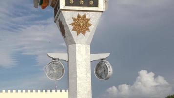 Baiturrahman grande mesquita torre localizado dentro banda Aceh, Indonésia video