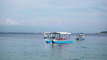 toerist boot reis Bij de zee. toerist boot reis voor avontuurlijk reizigers. toerist boot Bij tanjung karang strand, donggala, midden- sulawesi Indonesië. video