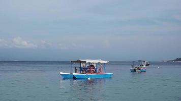 touristique bateau voyage à le mer. touristique bateau voyage pour aventureux voyageurs. touristique bateau à tanjung Karang plage, Donggala, milieu Sulawesi Indonésie. video