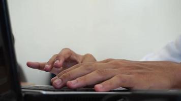 man hand skriver på en bärbar dator tangentbord. affärsman händer upptagen arbetssätt på bärbar dator. studerande professionell studie arbete med pc programvara teknologi begrepp. video