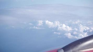 se av flygplan vinge genom de fönster med blå himmel bakgrund. molnig himmel se från flygplan fönster video